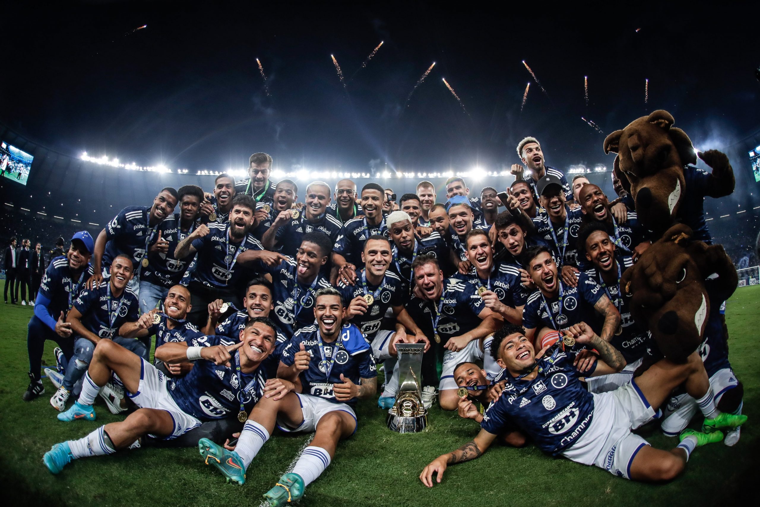 Cruzeiro Recebe A Taça Da Série B | Rádio Universitária 105.7 FM